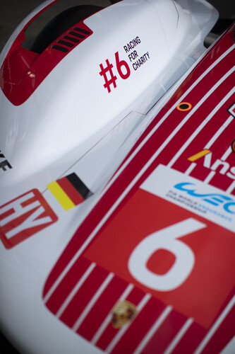 Porsche 963: „Racing for Charity“-Logo am rechten Kotflügel