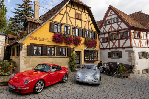 Porsche 993 Turbo (1997) und Porsche 356 A (1957) vor dem Restaurant „Zur Höll“, dem ältesten Haus in Rothenburg ob der Tauber.