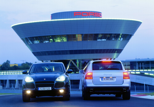 Porsche Cayenne Turbo (links) und Cayenne S der ersten Modellgeneration vor dem Kundenzentrum in Leipzig (2002).