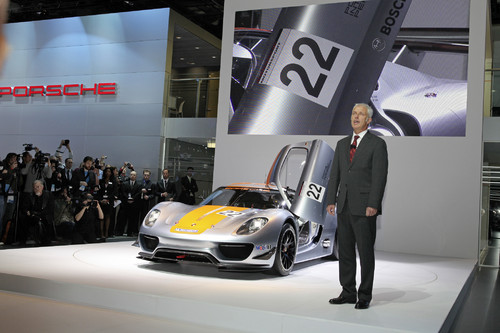 Porsche-CEO Matthias Müller präsentiert den Porsche 918 RSR auf der Detroit Motor Show 2011.