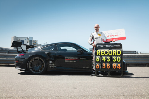 Porsche-Entwicklungsfahrer Lars Kern fuhr im 911 GT2 RS mit Manthey Performance-Kit auf dem Nürburgring die schnellste Runde für straßenzugelassene Seriensportwagen.