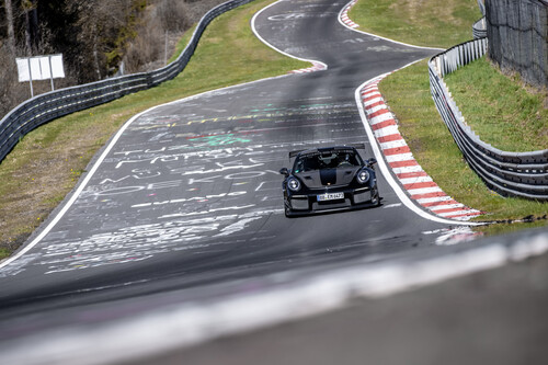 Porsche-Entwicklungsfahrer Lars Kern fuhr im 911 GT2 RS mit Manthey Performance-Kit auf dem Nürburgring die schnellste Runde für straßenzugelassene Seriensportwagen.