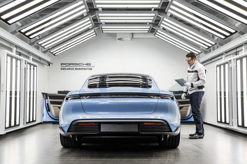 Porsche-Exclusive-Manufaktur: Taycan 4S bei der abschließenden Qualitätskontrolle.