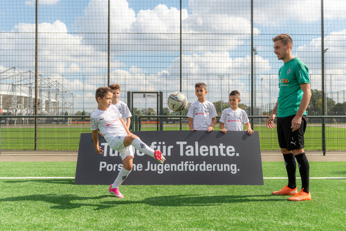 Porsche fördert die Jugendarbeit von Borussia Möchengladbach: Bundesliga-Spieler Patrick Herrmann mit Nachwuchskickern.