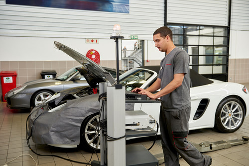 Porsche gibt benachteiligten jungen Erwachsenen in Südafrika die Möglichkeit, sich zum Kfz-Service-Mechatroniker ausbilden zu lassen. 