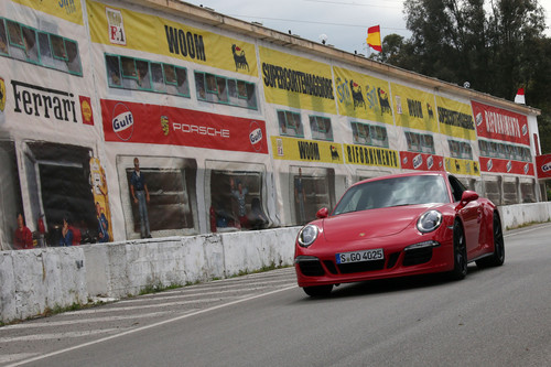 Porsche GTS Experience Targa Florio Revival 2015: 911 GTS Coupé vor der alten Boxengasse in Cerda