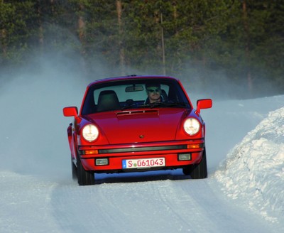 Porsche hat sein Freigabeverfahren für Winterreifen auf Youngtimer und Klassiker ausgeweitet.