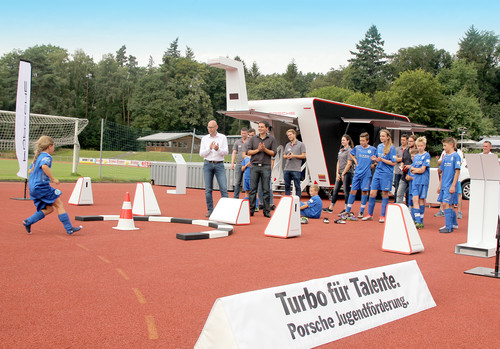 Porsche-Jugendförderung: Premiere des Coaching-Mobils beim Fußball-Feriencamp der Stuttgarter Kickers (hier Illinois-Agility-Test).