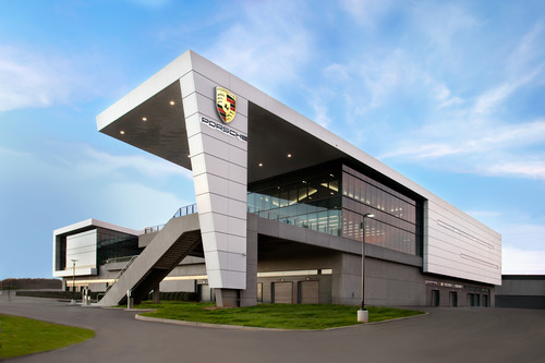 Porsche-Kundenerlebniszentrum und Firmenzentrale in den USA