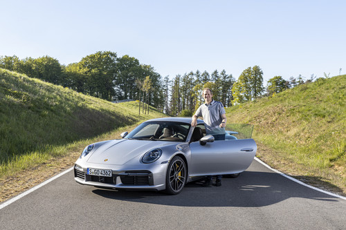 Porsche-Markenbotschafter Jörg Bergmeister testet die Track-Precision-App auf dem Bilster Berg.