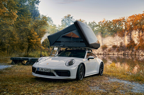 Porsche mit hauseigenem Dachzelt.