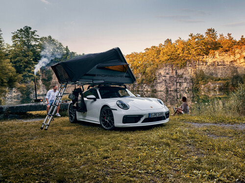 Porsche mit hauseigenem Dachzelt.
