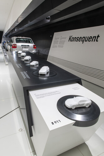 Porsche-Museum: Fahrzeugmodelle auf Drehtellern zeigen die Design-DNA der Marke.