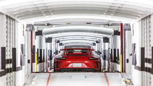 Porsche nutzt für den Bahntransport seiner Neufahrzeuge klimaneutralen Naturstrom.