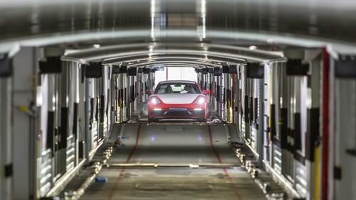 Porsche nutzt für den Bahntransport seiner Neufahrzeuge klimaneutralen Naturstrom.
