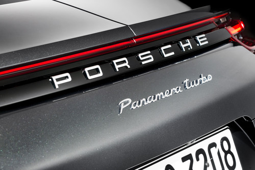Porsche Panamera: Der Lichtbalken wird in Zukunft alle neuen Porsche zieren.