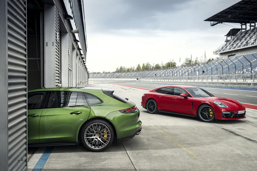 Porsche Panamera GTS Sport Turismo (links).