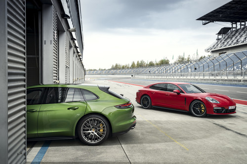 Porsche Panamera GTS und GTS Sport Turismo (l.).