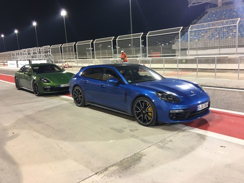 Porsche Panamera GTS warten auf der Formel 1-Strecke von Bahrain auf die Freigabe zur Nachtfahrt.