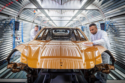 Porsche-Qualitätskontrolle in der Lackiererei für den neuen Panamera in madeiragoldmetallic.