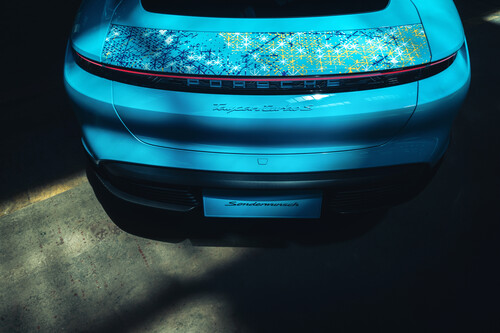 Porsche Taycan Turbos S mit Teilen des Gemäldes „Appearance of Crosses 2022-2“ von Din Yi auf Fronthaube, Heckspoiler und Außenspiegeln.
