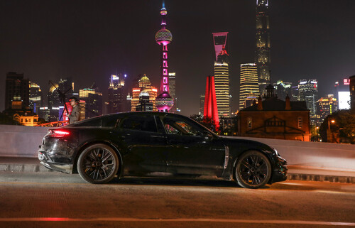 Porsche Taycan vor dem Finanzdistrikt von Shanghai.
