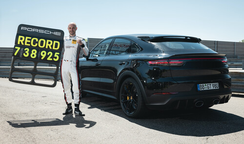 Porsche-Testfahrer Lars Kern holte mit dem Cayenne-Topmodell auf der Nordschleife neuen Rundenrekord für SUV.