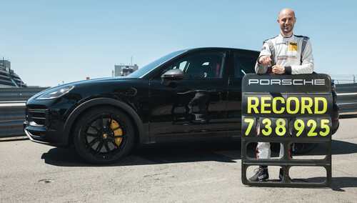 Porsche-Testfahrer Lars Kern holte mit dem Cayenne-Topmodell auf der Nordschleife neuen Rundenrekord für SUV .