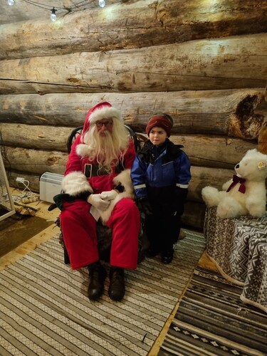 Porsche unterstützt die Make-A-Wish-Foundation: Albert (6) trifft den Weihnachtsmann in Lappland.  