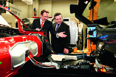 Porsche-Vorstandsvorsitzender Michael Macht (links) zeigt Ministerpräsident Stefan Mappus die 911er-Produktion in Zuffenhausen
