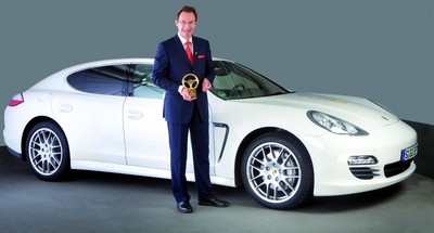 Porsche-Vorstandsvorsitzender Michael Macht nahm &quot;Das Goldene Lenkrad&quot; für den Porsche Panamera entgegen.