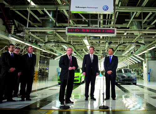 Portugals Präsident Prof. Dr. Anibal Cavaco Silva und Bundespräsident Christian Wulff wurden von Hubert Waltl, Mitglied des Markenvorstands Volkswagen Pkw für den Geschäftsbereich Produktion und Logistik, begrüßt (v.r.).