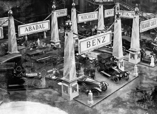 Pracht und Prunk: Ausstellungsstand von Benz &amp; Cie. auf dem Autosalon Paris im Jahr 1911 – inmitten anderer Hersteller, von denen heute keiner mehr existiert.