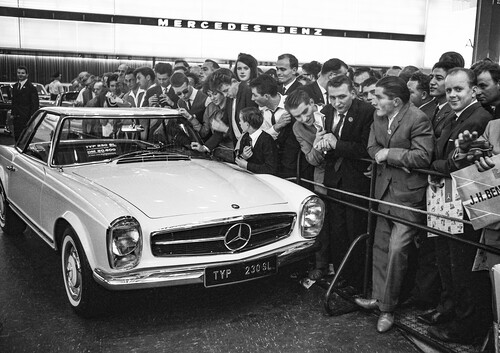 Präsentation auf der IAA im September 1963: Mercedes-Benz 230 SL „Pagode“ (W 113).