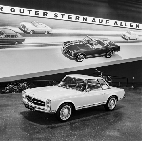 Präsentation auf der IAA im September 1963: Mercedes-Benz 230 SL „Pagode“ (W 113).