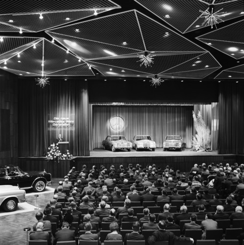 Präsentation der „Neuen Mercedes-Benz Generation“ im Januar 1968 in Sindelfingen. Chefingenieur Hans Scherenberg (links) stellt die neuen Typen 220 D (W 115), 280 S (W 108) und 250 (W 114) vor.