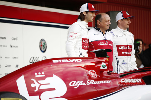 Präsentieren den Alfa Romeo C38 (von links): Antonio Giovinazzi, Teamchef Frédéric Vasseur und Kimi Räikkönen.