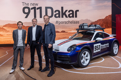 Präsentieren den Porsche 911 Dakar auf der Los Angeles Auto Show (von links): Rennfahrer Romain Dumas, Marketing- und Vertriebsvorstand Detlev von Platen sowie Vorstandsvorsitzender Oliver Blume.