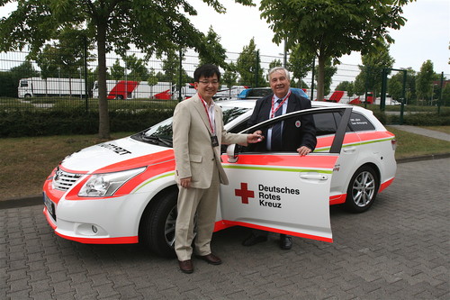Präsident Toyota Deutschland Toshiaki Yasuda, und der 1. Vorsitzende des Roten Kreuzes Jülich, Justus Peters.
