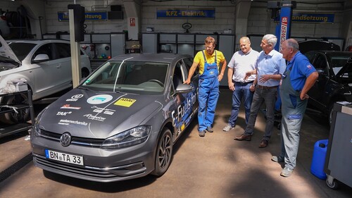 Praxistest mit e-Fuels bei einem VW Golf (v.l.): Holger Parsch, ZDK-Vizepräsident Detlef Peter Grün, der für Technik zuständige ZDK-Geschäftsführer Werner Steber und Hans-Jürgen Faul.