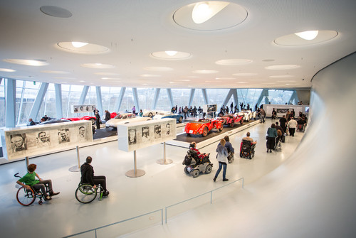 Preis für das Mercedes-Benz Museum: „Goldener Rollstuhl“ für Barrierefreiheit.