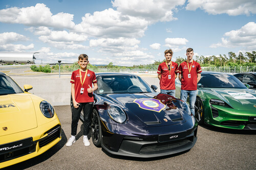 Preisträger des Porsche Turbo Award 2022 (v.l.):  Arthur Gorke, Nikita Haensel und Finn Hetzsch vom FC Erzgebirge.