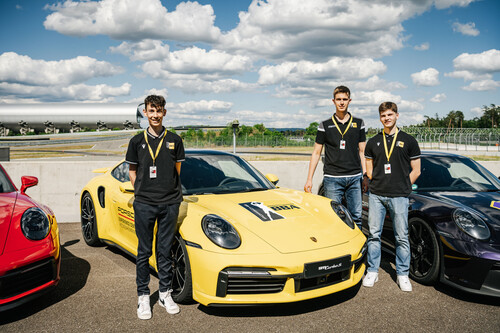Preisträger des Porsche Turbo Award 2022 (von links): Dennis Welther, Vincent Zurawski und Edonis Paqarada von der Porsche-Basketball-Akademie MHP Riesen Ludwigsburg.