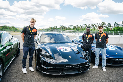 Preisträger des Porsche Turbo Award 2022 (von links):  Lenny Hennig, Solomon Bonnah und Cenny Neumann von Rasen-Ballsport Leipzig.