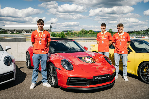 Preisträger des Porsche Turbo Award 2022 (von links): Lukas Britzelmeir, Tim Scheible und Lukas Hornek von der SG Sonnenhof Großaspach.