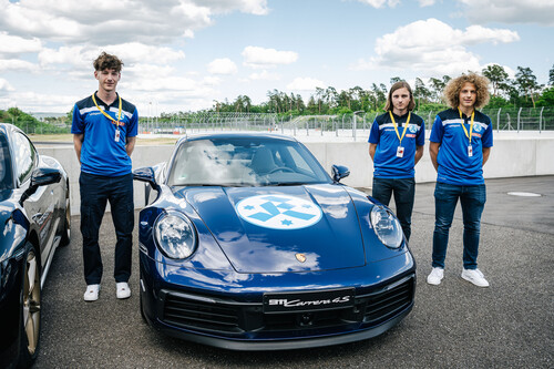 Preisträger des Porsche Turbo Award 2022 (von links):  Noah Hampp, Marko Mladenovic und Kimi Kerber vom SV Stuttgarter Kickers.