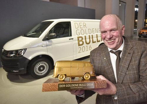 Preisträger Roland Ketterer mit dem Goldenen Bulli von Volkswagen Nutzfahrzeuge.