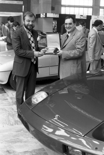 Preisverleihung des „Style Auto Turin“ 1978 an Anatole Lapine (links).