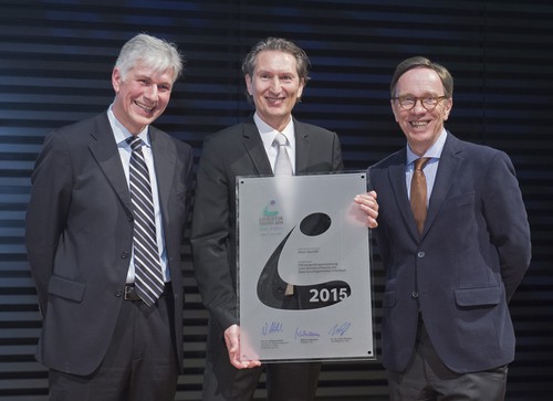 Preisverleihung in Leipzig: Jury-Chef Prof. Dr. Wolfgang Stölzle (links) und VDA-Vorsitzender Matthias Wissmann (rechts) überreichen Michael Scholl, Director Supply Chain bei Opel, den „VDA-Logistik-Award 2015“.