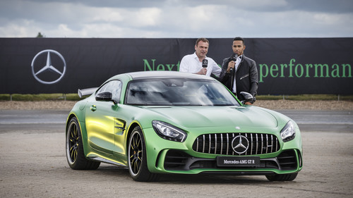 Premiere des Mercedes-AMG GT R in Brooklands: Formel-1-Champion Lewis Hamilton (r.) und AMG-Geschäftsführer Tobias Moers.